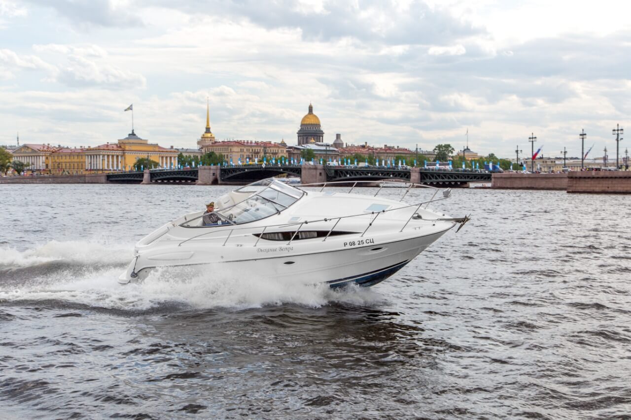 Экскурсии на катерах и яхтах в СПб — 
